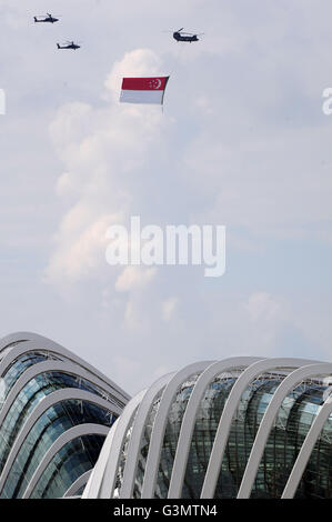 Singapore. 14 Giugno, 2016. Una repubblica di Singapore Air Force (RSAF) CH-47 elicottero Chinook per appendere il Singapore bandiera nazionale vola in formazione con due RSAF AH-64 elicotteri Apache durante una pratica per la festa nazionale in cielo australe di Singapore il 14 giugno 2016. Singapore celebrerà la Giornata nazionale del 9 agosto. Credito: Quindi Chih Wey/Xinhua/Alamy Live News Foto Stock