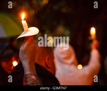 Manchester, Regno Unito 13 Giugno, 2016 Alla veglia in Sackville Giardini candele sono mantenuto alto per mostrare il rispetto e il sostegno per le vittime dei massacri di Orlando Credito: Graham Hardy/Alamy Live News Foto Stock