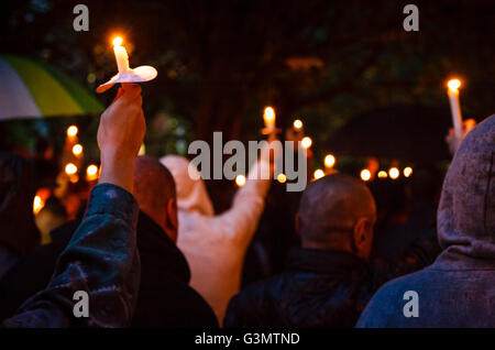 Manchester, Regno Unito 13 Giugno, 2016 Alla veglia in Sackville Giardini candele sono mantenuto alto per mostrare il rispetto e il sostegno per le vittime dei massacri di Orlando Credito: Graham Hardy/Alamy Live News Foto Stock