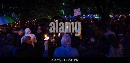 Manchester, Regno Unito 13 Giugno, 2016 Alla veglia in Sackville Giardini candele sono mantenuto alto per mostrare il rispetto e il sostegno per le vittime dei massacri di Orlando Credito: Graham Hardy/Alamy Live News Foto Stock