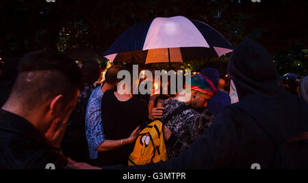 Manchester, Regno Unito 13 Giugno, 2016 Alla veglia in Sackville giardini per le vittime dei massacri di Orlando, giovani uomini sono superati con dolore. Credito: Graham Hardy/Alamy Live News Foto Stock