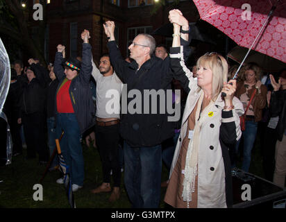 Manchester, Regno Unito 13 Giugno, 2016 Alla veglia in Sackville Gardens persone esprimono la loro unità nel rispettare e sostenere le vittime delle uccisioni di Orlando Credito: Graham Hardy/Alamy Live News Foto Stock