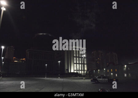 Las Vegas, Nevada, USA. 14 Giugno, 2016. Luce di fuochi d'artificio il cielo come la torre est di ora chiuso Riviera Hotel & Casino è implosa " il 13 giugno 2016 a Las Vegas, Nevada. Credito: Marcel Thomas/ZUMA filo/Alamy Live News Foto Stock