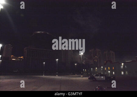 Las Vegas, Nevada, USA. 14 Giugno, 2016. Luce di fuochi d'artificio il cielo come la torre est di ora chiuso Riviera Hotel & Casino è implosa " il 13 giugno 2016 a Las Vegas, Nevada. Credito: Marcel Thomas/ZUMA filo/Alamy Live News Foto Stock