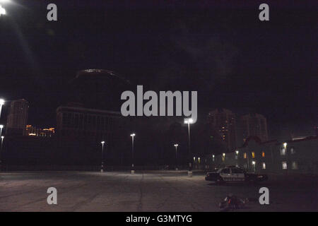 Las Vegas, Nevada, USA. 14 Giugno, 2016. Luce di fuochi d'artificio il cielo come la torre est di ora chiuso Riviera Hotel & Casino è implosa " il 13 giugno 2016 a Las Vegas, Nevada. Credito: Marcel Thomas/ZUMA filo/Alamy Live News Foto Stock