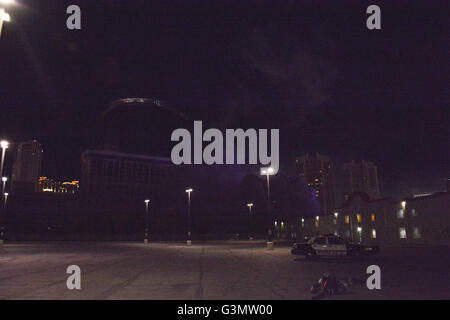 Las Vegas, Nevada, USA. 14 Giugno, 2016. Luce di fuochi d'artificio il cielo come la torre est di ora chiuso Riviera Hotel & Casino è implosa " il 13 giugno 2016 a Las Vegas, Nevada. Credito: Marcel Thomas/ZUMA filo/Alamy Live News Foto Stock