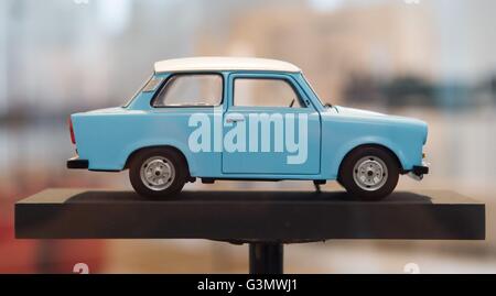 Dresden, Germania. 14 Giugno, 2016. Il modello di una Trabant P 601 in 1:18 scala può essere visto nella mostra "mobilità. Emigrazione - Volo - Spostamento' in Dresden Museo dei Trasporti di Dresda; Germania, 14 giugno 2016. La mostra dal 16 giugno al 30 dicembre 2016 richiama l attenzione su questo aspetto: la storia della migrazione è anche la storia dei mezzi di trasporto. Foto: SEBASTIAN KAHNERT/dpa © dpa picture alliance/Alamy Live News Foto Stock