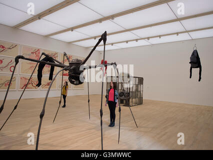 La Tate Modern, Londra UK. 14 giugno 2016. Il mondo più popolare gallery presenta il nuovo interruttore House per la stampa, progettati dagli architetti Herzog & de Meuron, apertura al pubblico il 17 giugno 2016 e aumentando lo spazio complessivo del 60%. Gallerie entro la caldaia esistente House sono anche rehung ufficiali per l'apertura. Credito: artsimages/Alamy Live News. Foto Stock