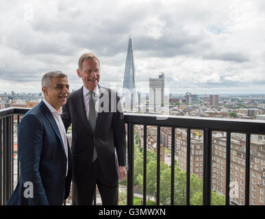 La Tate Modern, Londra UK. 14 giugno 2016. Il mondo più popolare gallery presenta il nuovo interruttore House per la stampa, progettati dagli architetti Herzog & de Meuron, apertura al pubblico il 17 giugno 2016 e aumentando lo spazio complessivo del 60%. Il sindaco di Londra Sadiq Khan visite al decimo piano la visualizzazione galleria con Nicholas Serota, direttore della Tate Gallery. Credito: Malcolm Park/Alamy Live News. Foto Stock