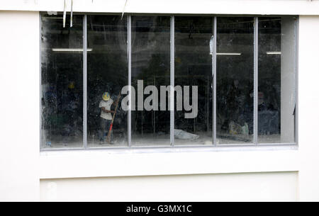 Yangon, Myanmar. 14 Giugno, 2016. Un lavoratore edile lavora presso il sito di costruzione a Yangon, Myanmar, 14 giugno 2016. Myanmar Ministero della costruzione si vendono oltre 2.200 a basso prezzo appartamenti nella regione di Yangon a meno reddito di senzatetto e di dipendenti del governo. Credito: U Aung/Xinhua/Alamy Live News Foto Stock