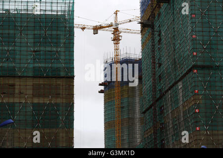 Yangon. 14 Giugno, 2016. Foto scattata a giugno 14, 2016 mostra una scena di cantiere a Yangon, Myanmar. Myanmar Ministero della costruzione si vendono oltre 2.200 a basso prezzo appartamenti nella regione di Yangon a meno reddito di senzatetto e di dipendenti del governo. Credito: U Aung/Xinhua/Alamy Live News Foto Stock