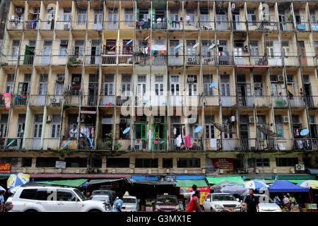 Yangon. 14 Giugno, 2016. Foto scattata a giugno 14, 2016 mostra una scena di appartamenti a Yangon, Myanmar. Myanmar Ministero della costruzione si vendono oltre 2.200 a basso prezzo appartamenti nella regione di Yangon a meno reddito di senzatetto e di dipendenti del governo. Credito: U Aung/Xinhua/Alamy Live News Foto Stock