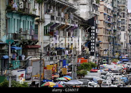 Yangon. 14 Giugno, 2016. Foto scattata a giugno 14, 2016 mostra una scena di appartamenti a Yangon, Myanmar. Myanmar Ministero della costruzione si vendono oltre 2.200 a basso prezzo appartamenti nella regione di Yangon a meno reddito di senzatetto e di dipendenti del governo. Credito: U Aung/Xinhua/Alamy Live News Foto Stock