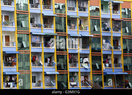 Yangon. 14 Giugno, 2016. Foto scattata a giugno 14, 2016 mostra una scena di appartamenti a Yangon, Myanmar. Myanmar Ministero della costruzione si vendono oltre 2.200 a basso prezzo appartamenti nella regione di Yangon a meno reddito di senzatetto e di dipendenti del governo. Credito: U Aung/Xinhua/Alamy Live News Foto Stock