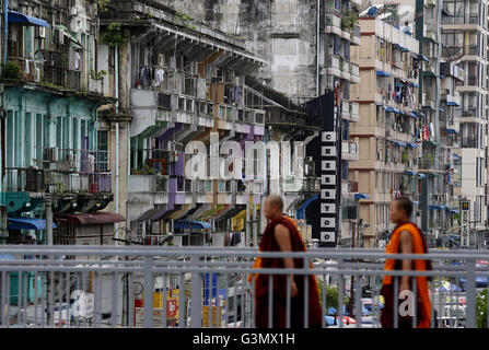 Yangon. 14 Giugno, 2016. Foto scattata a giugno 14, 2016 mostra una scena di appartamenti a Yangon, Myanmar. Myanmar Ministero della costruzione si vendono oltre 2.200 a basso prezzo appartamenti nella regione di Yangon a meno reddito di senzatetto e di dipendenti del governo. Credito: U Aung/Xinhua/Alamy Live News Foto Stock