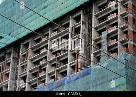 Yangon, Myanmar. 14 Giugno, 2016. Costruzione i lavoratori lavorano presso il cantiere di Yangon, Myanmar, 14 giugno 2016. Myanmar Ministero della costruzione si vendono oltre 2.200 a basso prezzo appartamenti nella regione di Yangon a meno reddito di senzatetto e di dipendenti del governo. Credito: U Aung/Xinhua/Alamy Live News Foto Stock