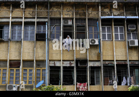 Yangon, Myanmar. 14 Giugno, 2016. Una donna guarda fuori dal suo appartamento a Yangon, Myanmar, 14 giugno 2016. Myanmar Ministero della costruzione si vendono oltre 2.200 a basso prezzo appartamenti nella regione di Yangon a meno reddito di senzatetto e di dipendenti del governo. Credito: U Aung/Xinhua/Alamy Live News Foto Stock