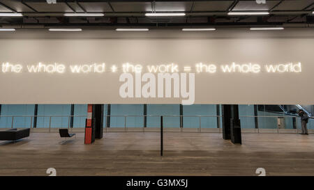 Londra, Regno Unito. Il 14 giugno 2016. 'L'intera parola + il lavoro = il mondo intero" da Martin Creed è visto nel locale caldaie. La nuova Tate Modern, che apre al pubblico il 17 giugno, è svelato in anteprima. Opere di 300 artisti internazionali sono visualizzati attraverso la caldaia esistente casa così come il nuovo interruttore di casa, il nuovo ampliamento della Tate Modern, progettato dagli architetti Herzog e de Meuron. Credito: Stephen Chung / Alamy Live News Foto Stock