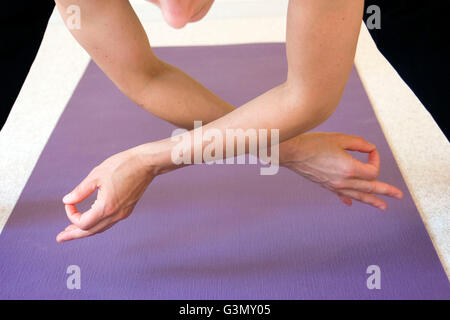 Femmina praticante yoga eseguendo un Gyan (a.k.a. Jnana) mudra (la posizione della mano) - Il Mudra della conoscenza Foto Stock