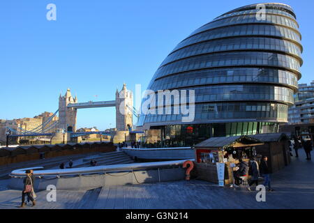 Vista del Municipio e il Tower Bridge di Londra, Gran Bretagna, inverno le bancarelle del mercato in primo piano Foto Stock