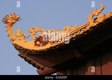 Drago scolpito sul tetto di uno dei padiglioni del Tran Quoc pagoda di Hanoi (Vietnam). Foto Stock