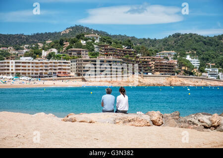 I turisti stranieri ammirando il panorama di Tossa de Mar, Spagna, il 24 maggio 2016 Foto Stock