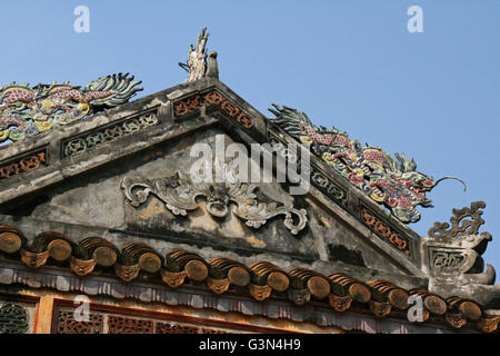 Dettaglio delle decorazioni del tetto di un padiglione chiuso al Tu Duc tomba in tonalità (Vietnam). Foto Stock