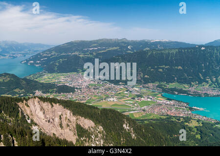 Vista di Interlaken, una cittadina situata tra Brienzersee Thunersee e laghi nelle Alpi Svizzere. Berner Oberland, Svizzera. Foto Stock