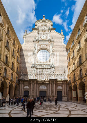 La facciata della Cattolica Romana basilica dell'abbazia benedettina di Santa Maria de Montserrat, in Montserrat, Catalogna, Spagna. Foto Stock