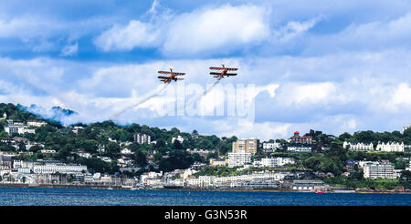 Breitling wing walkers su Torbay Devon per Torbay airshow 2016 Foto Stock