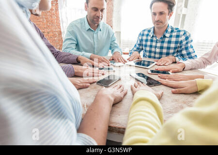 Gruppo di diverse persone che utilizzano dispositivi digitali Foto Stock