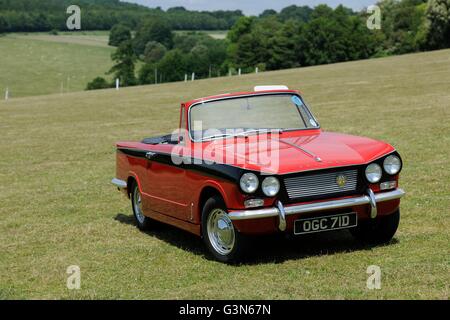 Trionfo di Vitesse convertibili in piedi in un campo in una giornata di sole Foto Stock