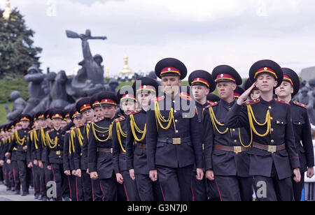 Kiev, Ucraina. 06 Maggio, 2016. Kiev cadetti marzo durante una parata con lo slogan "per memoria, di gloria e di onore!' a Stato ucraino Museo della Grande Guerra Patriottica di Kiev, Ucraina, il 06 maggio 2016. Paesi dell'ex-URSS celebrerà la 71th anniversario della vittoria sulla Germania Nazista durante la Seconda Guerra Mondiale il 09 maggio 2016. © Vasyl Shevchenko/Pacific Press/Alamy Live News Foto Stock