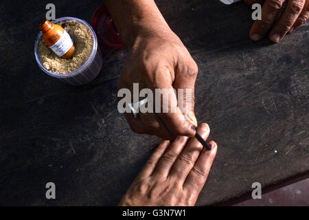 Kolkata, India. Xxi Aprile, 2016. Terzo seggio dà segno di inchiostro di elettore. La gente del Bengala Occidentale di votare per le 62 sedi di montaggio su quattro distretto lungo con sette del Nord sede di Kolkata. Questa terza fase di fase di sei Bengala Occidentale elezioni legislative. © Saikat Paolo/Pacific Press/Alamy Live News Foto Stock