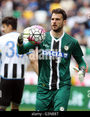 Udine, Italia. Xvii Apr, 2016. Udinese il portiere Orestis Karnezis appare durante il campionato italiano di una partita di calcio tra Udinese Calcio v AC Chievo Verona © Andrea Spinelli/Pacific Press/Alamy Live News Foto Stock