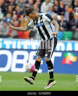 Udine, Italia. Xvii Apr, 2016. Udinese di avanti Cyril Thereau controlla la sfera durante il campionato italiano di una partita di calcio tra Udinese Calcio v AC Chievo Verona © Andrea Spinelli/Pacific Press/Alamy Live News Foto Stock