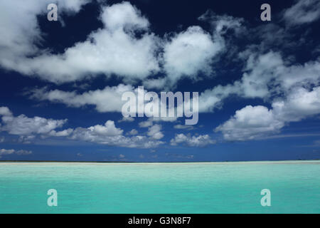 Puffy bianche nuvole sopra i cappelli, Isola di Natale, Kiribati Foto Stock