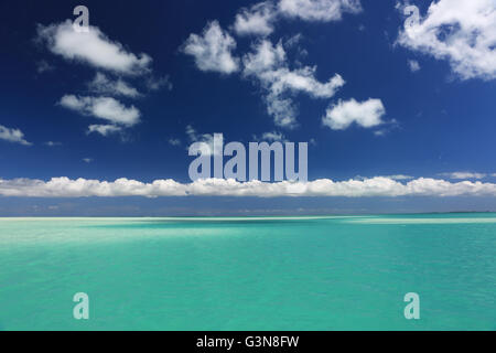 Puffy bianche nuvole sopra i cappelli, Isola di Natale, Kiribati Foto Stock