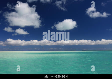 Puffy bianche nuvole sulla laguna turchese acqua, Isola di Natale, Kiribati Foto Stock