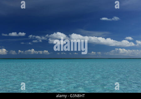 Puffy bianche nuvole sulla laguna blu acqua, Isola di Natale, Kiribati Foto Stock