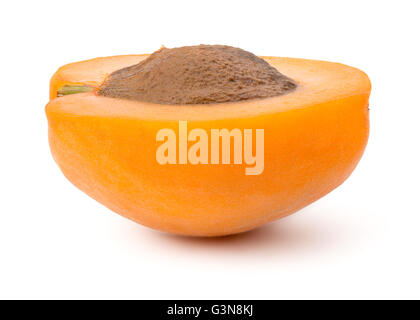 Fresche a Fette di albicocca giallo isolato su sfondo bianco in tutta la profondità di campo con il percorso di clipping. Foto Stock