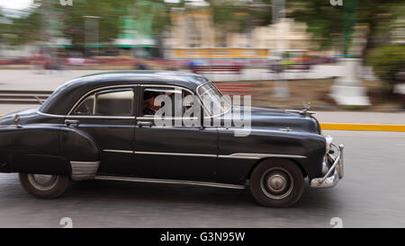 Classico americano auto per le strade di Cienfuegos, Cuba Foto Stock