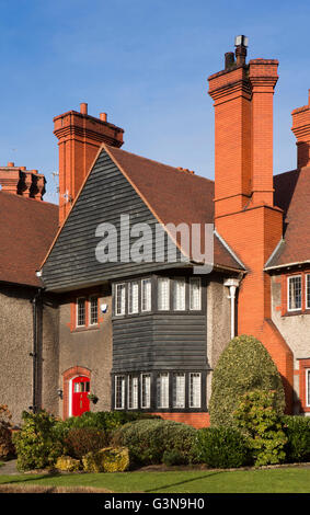 Regno Unito, Inghilterra, Wirrall, Port Sunlight, acqua Street, arti e mestieri casa di stile con rivestimento in legno Foto Stock