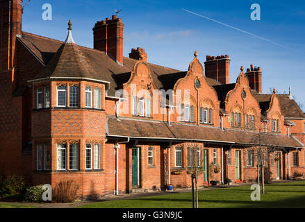 Regno Unito, Inghilterra, Wirrall, Port Sunlight, case con stile fiammingo gables e cuore decorativo stampato motif mattoni Foto Stock
