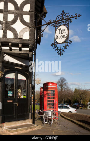 Regno Unito, Inghilterra, Wirrall, Port Sunlight, k6 caselle telefono al di fuori del vecchio ufficio postale (ora sala da tè) Foto Stock