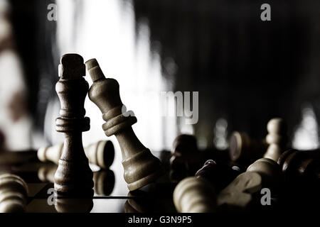 Kings Chess pezzi in piedi su una scacchiera.soft focus Foto Stock
