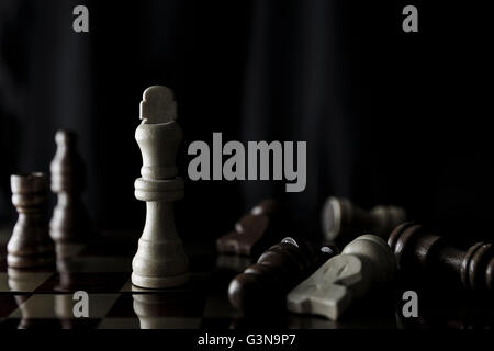 Pezzi di scacchi del re in piedi su una scacchiera.soft focus Foto Stock