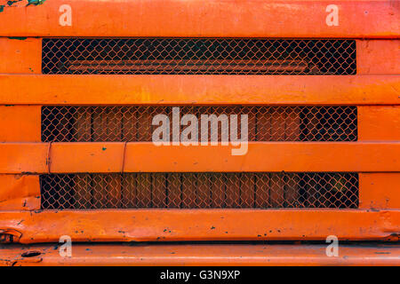 Vecchio verniciato arancio carrello griglia vicino. Foto Stock
