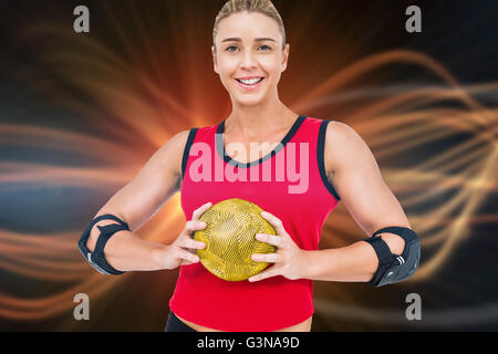 Immagine composita di atleta femminile con il gomito pad tenendo la pallamano Foto Stock