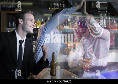 Immagine composita di bello amici bevendo un drink insieme Foto Stock